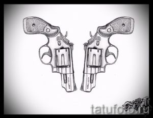 Черно-белый эскиз татуировки с изображением двух револьверов, расположенных друг напротив друга. Рисунок выполнен в графичном стиле с использованием штриховки.