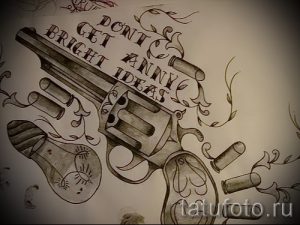 Черно-серый эскиз татуировки револьвера, окруженного патронами и надписью "DON'T GET ANY BRIGHT IDEAS". Стильный рисунок для любителей оружия.