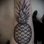 Уникальный пример существующей татуировки ананас – рисунок подойдет для тату ананас на бедре