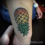 Прикольный пример существующей татуировки ананас – рисунок подойдет для тату ананаса на ноге