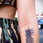 Оригинальный пример выполненной татуировки ананас – рисунок подойдет для тату ананас на пальце