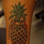 Уникальный вариант существующей татуировки ананас – рисунок подойдет для тату ананас на ноге