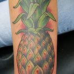 Оригинальный вариант готовой татуировки ананас – рисунок подойдет для тату ананаса на ноге