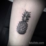 Оригинальный пример нанесенной татуировки ананас – рисунок подойдет для тату ананас на ноге