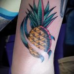 Крутой вариант выполненной татуировки ананас – рисунок подойдет для тату ананас на руке
