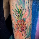 Уникальный вариант нанесенной татуировки ананас – рисунок подойдет для тату ананас на ноге