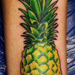 Интересный вариант выполненной татуировки ананас – рисунок подойдет для тату ананас на запястье