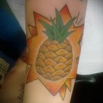 Классный вариант существующей татуировки ананас – рисунок подойдет для tattoo ananas