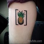 Прикольный пример выполненной татуировки ананас – рисунок подойдет для тату ананас акварель