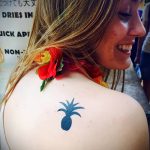 Интересный вариант нанесенной тату ананас – рисунок подойдет для тату ананас tiny love