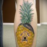 Прикольный вариант выполненной татуировки ананас – рисунок подойдет для тату ананас на ноге