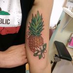 Интересный пример существующей татуировки ананас – рисунок подойдет для тату ананас tiny love