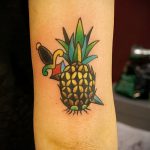 Оригинальный вариант нанесенной тату ананас – рисунок подойдет для тату ананас на запястье