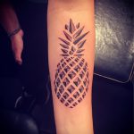 Классный пример выполненной татуировки ананас – рисунок подойдет для tattoo ananas