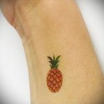 Оригинальный вариант нанесенной татуировки ананас – рисунок подойдет для тату ананас на ноге