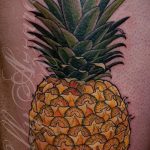 Уникальный пример выполненной татуировки ананас – рисунок подойдет для тату ананас на пояснице