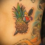 Интересный вариант нанесенной татуировки ананас – рисунок подойдет для тату ананас на ноге