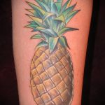 Оригинальный пример выполненной татуировки ананас – рисунок подойдет для тату ананас на запястье