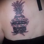 Уникальный вариант существующей наколки ананас – рисунок подойдет для тату ананас на шее