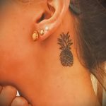 Прикольный пример готовой татуировки ананас – рисунок подойдет для тату ананас на пальце