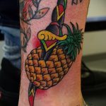 Интересный пример существующей наколки ананас – рисунок подойдет для тату ананас на ноге