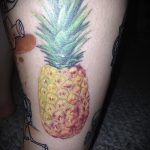 Крутой вариант выполненной татуировки ананас – рисунок подойдет для тату ананаса на ноге
