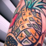 Уникальный вариант выполненной татуировки ананас – рисунок подойдет для tattoo ananas