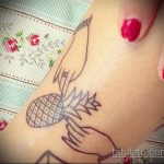 Прикольный вариант нанесенной татуировки ананас – рисунок подойдет для тату ананас tiny love