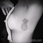 Зачетный пример выполненной татуировки ананас – рисунок подойдет для тату ананас на бедре