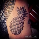 Интересный пример готовой татуировки ананас – рисунок подойдет для тату ананас на пояснице