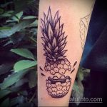 Классный пример выполненной татуировки ананас – рисунок подойдет для тату ананас на бедре