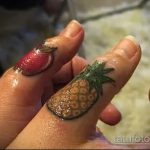 Классный пример выполненной наколки ананас – рисунок подойдет для тату ананас tiny love
