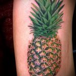 Интересный пример выполненной татуировки ананас – рисунок подойдет для тату ананас на пояснице