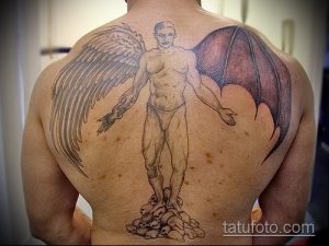 Фото тату на спине с изображением ангела и демона, стоящих на куче черепов. Детализированный черно-серый рисунок.