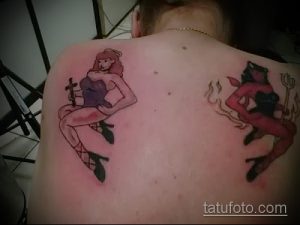 Фото парных татуировок на спине: пин-ап ангел с крестом и пин-ап демон с трезубцем. Яркие, ретро-стильные тату.