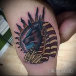 Интересный пример готовой татуировки Анубис – рисунок подойдет для тату анубис на ноге