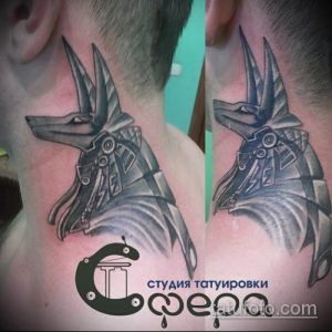 Фото тату: татуировка Анубиса на шее, выполненная в стиле blackwork. Большое количество черного цвета и четкие линии создают эффектный и мрачный образ.