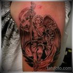 Оригинальный пример существующей татуировки Архангел Михаил – рисунок подойдет для тату архангел михаил с щитом и копьём