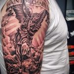 Интересный пример нанесенной татуировки Архангел Михаил – рисунок подойдет для тату архангел михаил с щитом и копьём