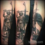 Крутой пример выполненной татуировки Архангел Михаил – рисунок подойдет для тату архангел михаил на руке эскизы