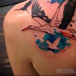Крутой пример нанесенной тату аист – рисунок подойдет для тату аист для мужчин