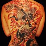 Интересный пример готовой тату аист – рисунок подойдет для тату аист и цветы