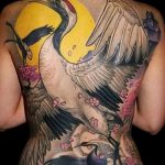 Крутой вариант существующей татуировки аист – рисунок подойдет для