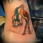 Интересный пример выполненной татуировки аист – рисунок подойдет для тату аист или журавль