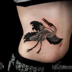 Интересный пример существующей татуировки аист – рисунок подойдет для аист тату на шее