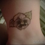 Крутой пример существующей татуировки анютины глазки – рисунок подойдет для тату анютины глазки с бабочками