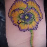 Уникальный пример нанесенной тату анютины глазки – рисунок подойдет для тату цветы анютины глазки