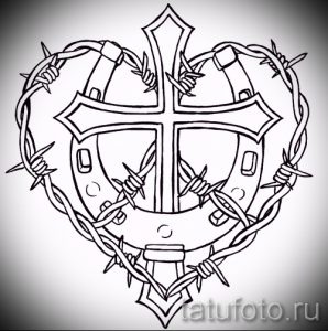 Фото татуировки сердца с крестом, обвитых колючей проволокой. Черно-белый рисунок татуировки в стиле традиционной татуировки.