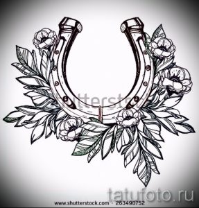 Фото татуировки подковы, обвитой цветами и листьями. Черно-белый рисунок татуировки в стиле графики.