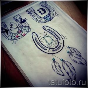 Фото эскизов татуировок подковы с изображением сердца, птицы, бриллианта и ловца снов. Черно-серые рисунки для вдохновения.